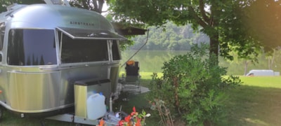 Pitch lake view + electricity + car + tent / caravan or motorhome