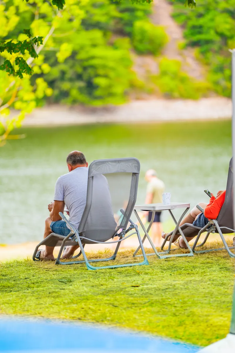 Emplacement  Vue Lac + Éléctricité + Voiture + Tente / Caravane Ou Camping-Car