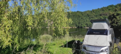 Pitch lake view + electricity + car + tent / caravan or motorhome