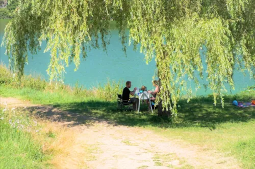 Emplacement - Emplacement  Vue Lac + Éléctricité + Voiture + Tente / Caravane Ou Camping-Car - image n°2 - Camping d'Arpheuilles