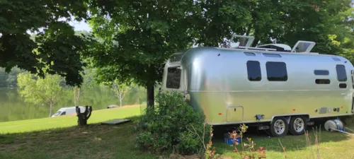 Emplacement - Emplacement  Vue Lac + Éléctricité + Voiture + Tente / Caravane Ou Camping-Car - image n°6 - Camping d'Arpheuilles