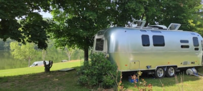 Pitch lake view + electricity + car + tent / caravan or motorhome