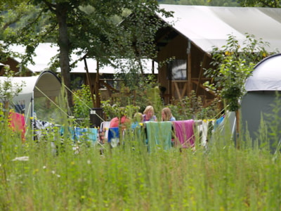 Camping pitch CONFORT 100m² - Price including 2 pers. - With electricity