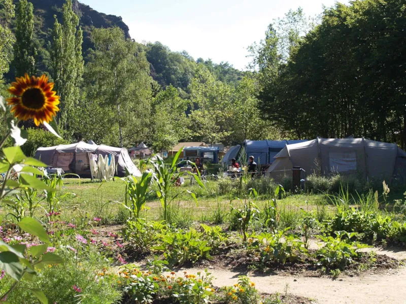 Emplacement Confort 100M² - Prix Incluant 2 Pers. - Avec Électricité