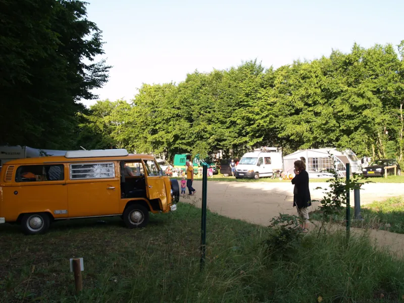 Emplacement 100M² Caravane, Camping-Car Avec Électricité