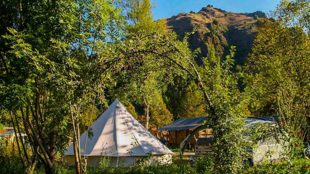 Emplacement - Emplacement Confort 100M² - Prix Incluant 2 Pers. - Avec Électricité - CosyCamp