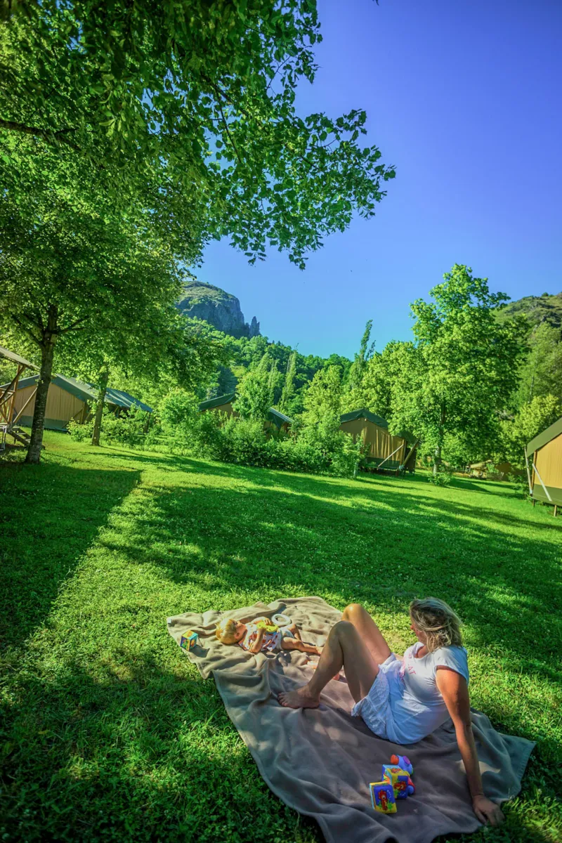 Emplacement Confort 100M² - Prix Incluant 2 Pers. - Avec Électricité