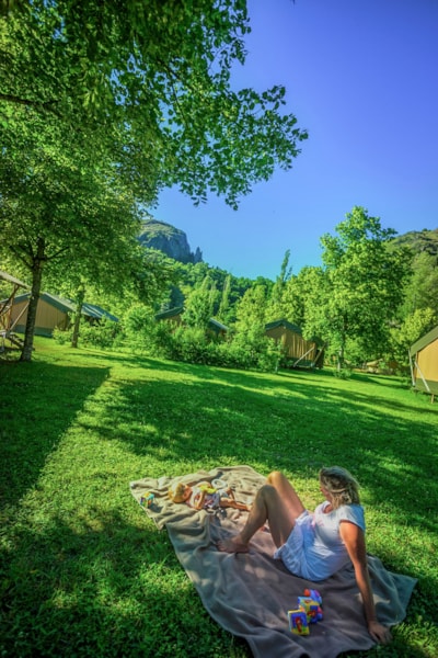Camping pitch CONFORT 100m² - Price including 2 pers. - With electricity