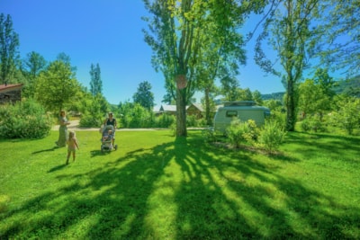 Camping pitch CONFORT 100m² - Price including 2 pers. - With electricity