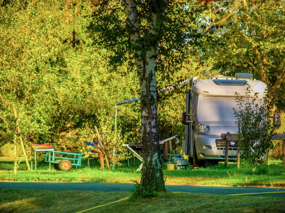 Emplacement - Emplacement Privilege 200M² - Prix Incluant 2 Pers. Avec Électricité - CosyCamp