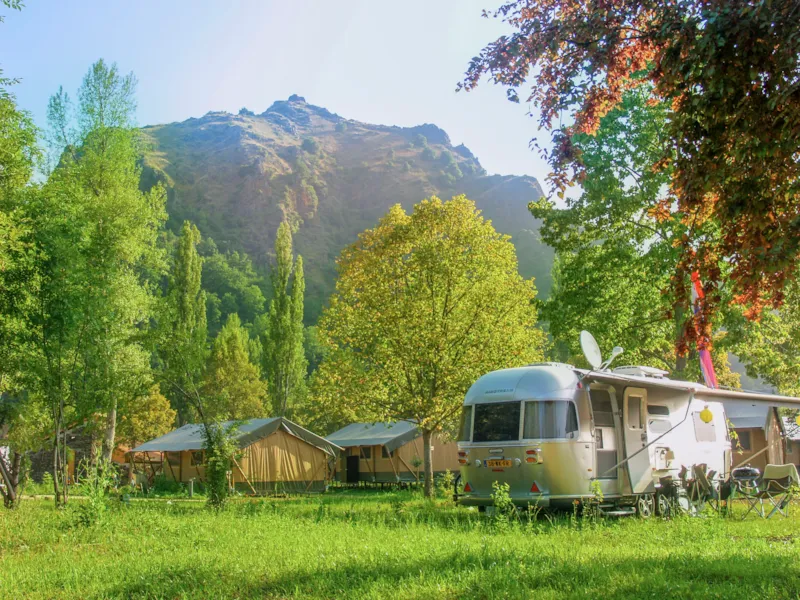 Emplacement Privilege 200M² - Prix Incluant 2 Pers. Avec Électricité