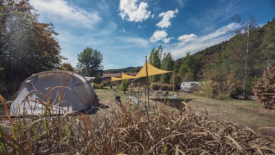Camping pitch CONFORT 100m² - Price including 2 pers. - With electricity