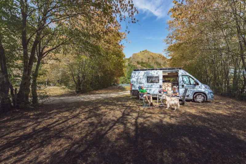 Emplacement 100M² Caravane, Camping-Car Avec Électricité