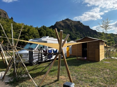 CONFORT pitch 100m² with electricity & private sanitary facilities (price including 2 pers.)