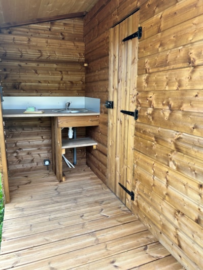 Privilege pitch 150m² with electricity and private sanitary facilities (price includes 2 pers.)