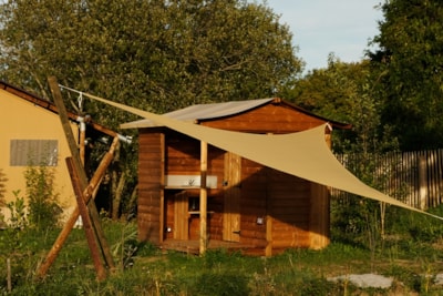 Privilege pitch 150m² with electricity and private sanitary facilities (price includes 2 pers.)