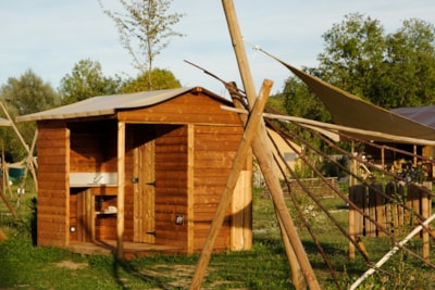 Privilege pitch 150m² with electricity and private sanitary facilities (price includes 2 pers.)