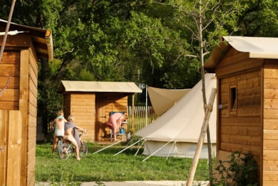 Privilege pitch 150m² with electricity and private sanitary facilities (price includes 2 pers.)