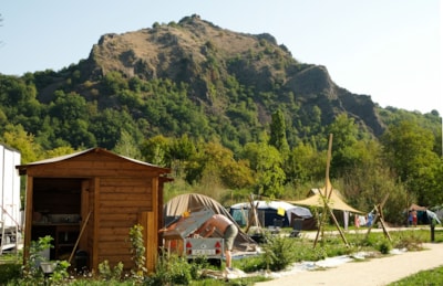 Privilege pitch 150m² with electricity and private sanitary facilities (price includes 2 pers.)