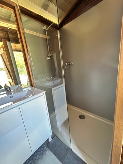 Privilege pitch 150m² with electricity and private sanitary facilities (price includes 2 pers.)