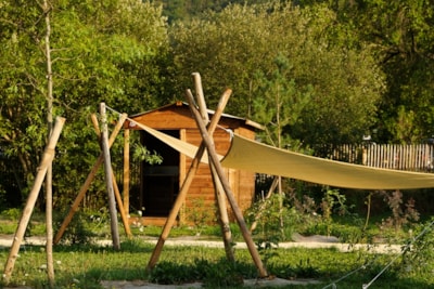 Privilege pitch 150m² with electricity and private sanitary facilities (price includes 2 pers.)
