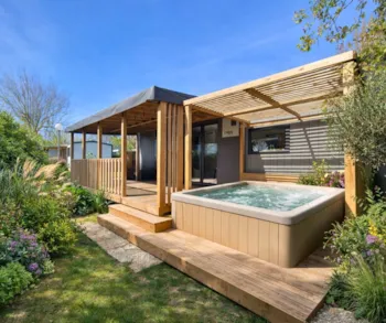 Mietunterkunft - C- Mobilheim Méditerranée Confort Klimatisiert Spa 3 Zimmer 1/6 Pers. - Chadotel Tahiti Village