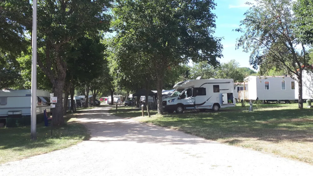 Emplacement - Forfait Emplacement (Tente Ou Caravane + Véhicule + Électricité) - Camping La Cigale de L'Allier