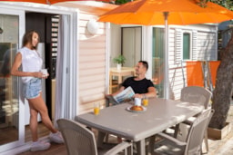 Alojamiento - Cottage Riviera Club Prestige 38 M² - 3 Habitaciones - Terraza De Madera , Aire Acondicionado, Tv - Camping  Holiday Green