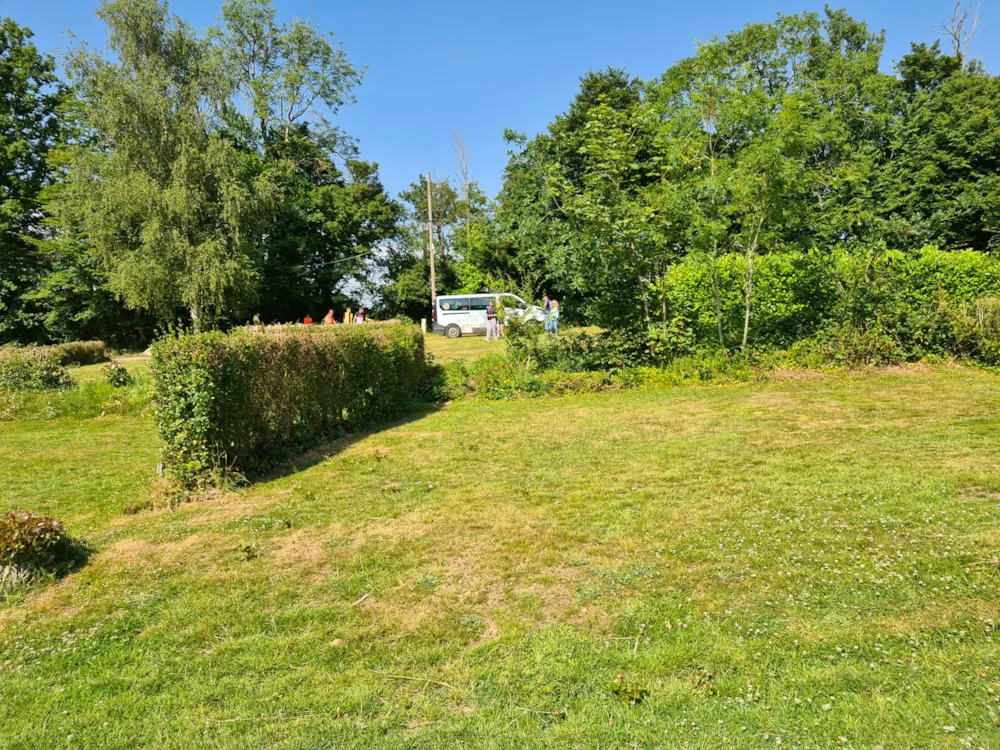 Emplacement - Emplacement : 1 Véhicule + Électricité Inclus 2 Personnes - Camping de l'Orival