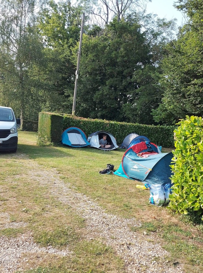 Emplacement Camping-Car + Électricité + Véhicule