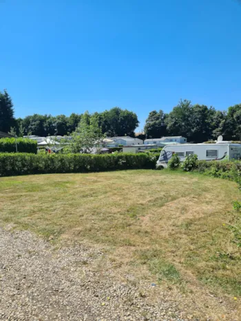 Stellplatz - Standort: 1 Fahrzeug Ohne Strom Inklusive 2 Personen - Camping de l'Orival