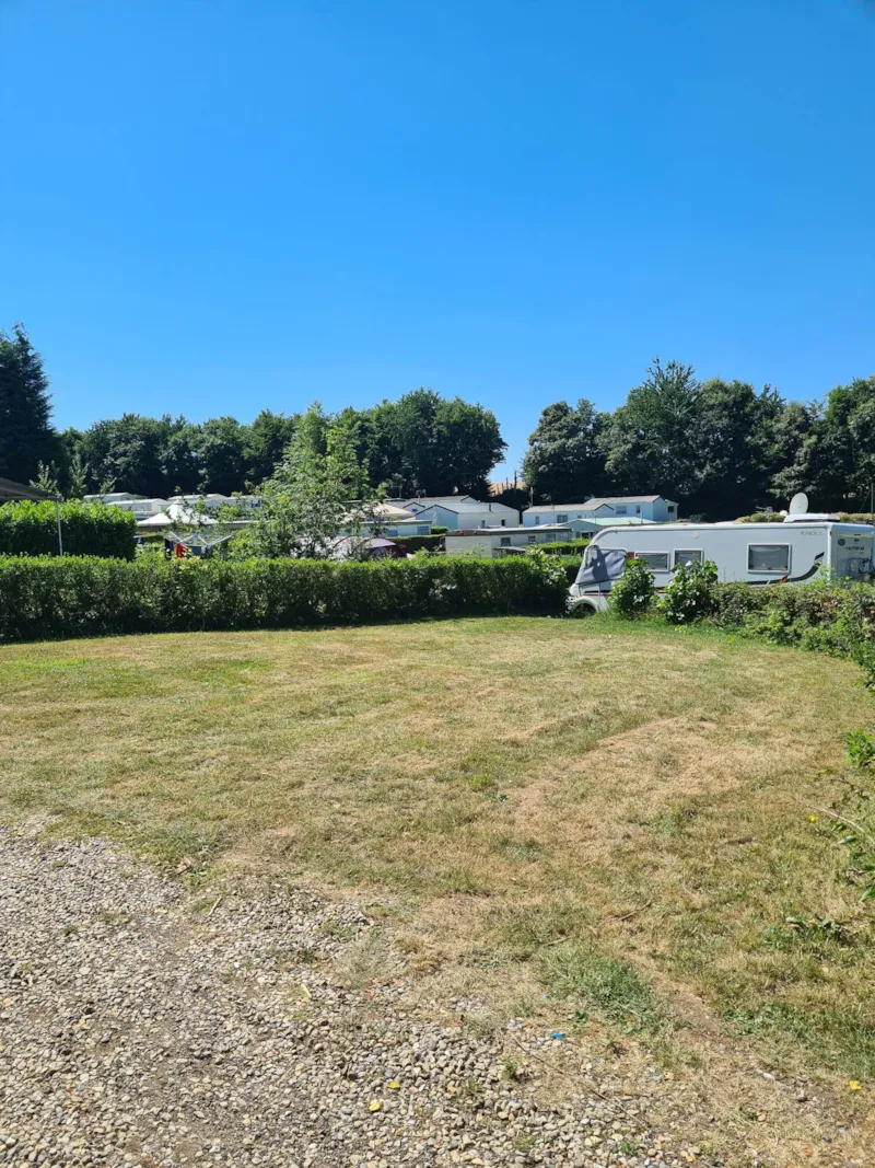 Emplacement : 1 Véhicule + Électricité Inclus 2 Personnes