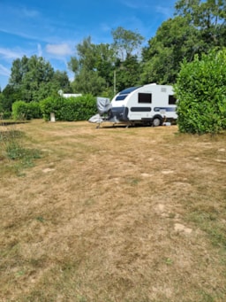 Kampeerplaats(en) - Caravanplaats Zonder Elektriciteit + Voertuig - Camping de l'Orival