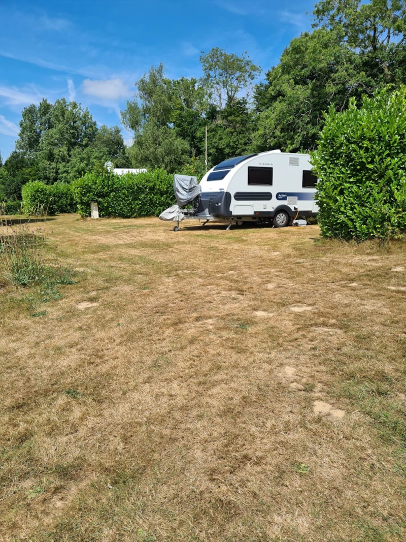 Caravan pitch without electricity + vehicle