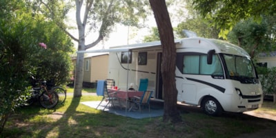 Pitch tent/caravan or camping-car + electricity 10A — 2