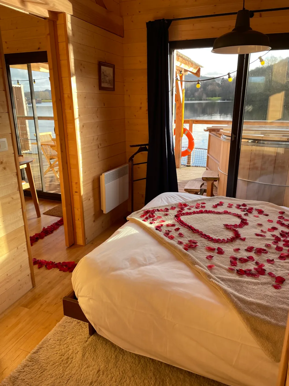 Location - Nuit D'exception Pour La Saint Valentin : Cabane Sur L'eau Avec Bain Nordique Et Apéritif Champagne - LieuDieu, Domaine de Campagne