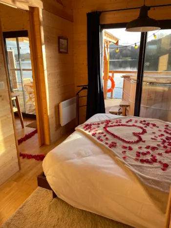 Location - Nuit D'exception Pour La Saint Valentin : Cabane Sur L'eau Avec Bain Nordique Et Apéritif Champagne - LieuDieu, Domaine de Campagne