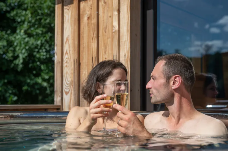 Nuit D'exception Pour La Saint Valentin : Cabane Sur L'eau Avec Bain Nordique Et Apéritif Champagne