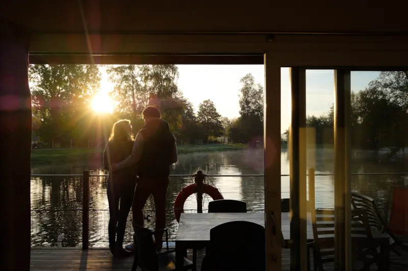 Saint Valentin : Escapade En Amoureux En Maison Sur L'eau Et Panier Apéritif Champagne