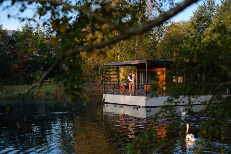 Saint Valentin : Escapade En Amoureux En Maison Sur L'eau Et Panier Apéritif Champagne