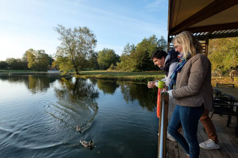 Saint Valentin : Escapade En Amoureux En Maison Sur L'eau Et Panier Apéritif Champagne