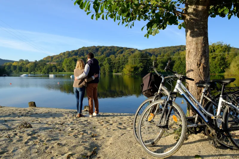 Saint Valentin : Escapade En Amoureux En Maison Sur L'eau Et Panier Apéritif Champagne