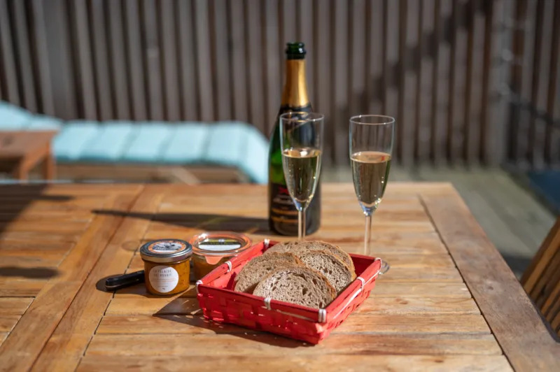 Saint Valentin : Escapade En Amoureux En Maison Sur L'eau Et Panier Apéritif Champagne