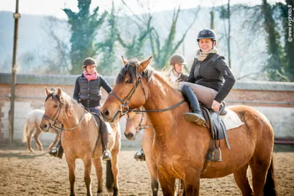 Soggiorno Equestre E Pernottamento In Una Roulotte - Tutti I Livelli Da 6 A 99 !