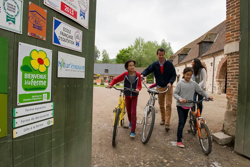 Séjour Equestre Et Nuit En Roulotte - Tous Niveaux De 6 À 99 Ans !