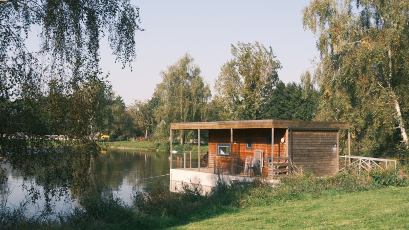 Floating hut