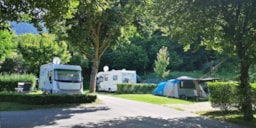 Kampeerplaats(en) - Standplaats + Voertuig - Camping Marie France