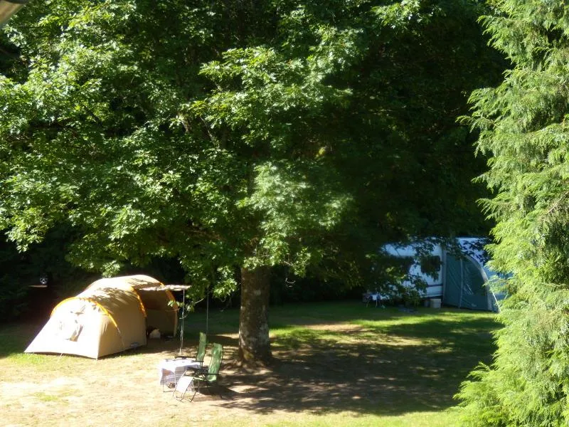 Kampeerplaats(en) - Naakte Plaatsen En Caravan Plaatsen Voor Een Echt Camping De Natuur !!! Vriendelijkheid , Comfort En Rust In Zeer Natuurcamping - Camping LA CLAIRIERE DU VERBAMONT