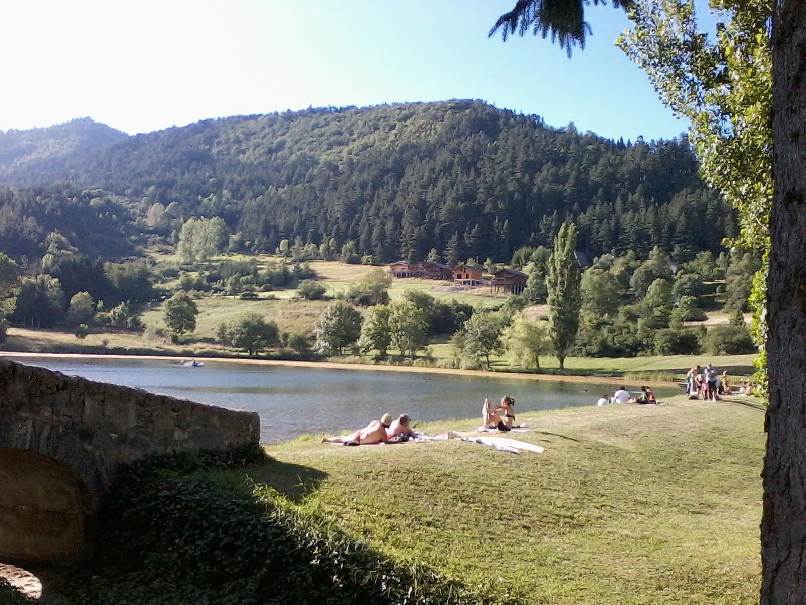 Camping Les Chalets du Lac Belcaire **** — Photo 1