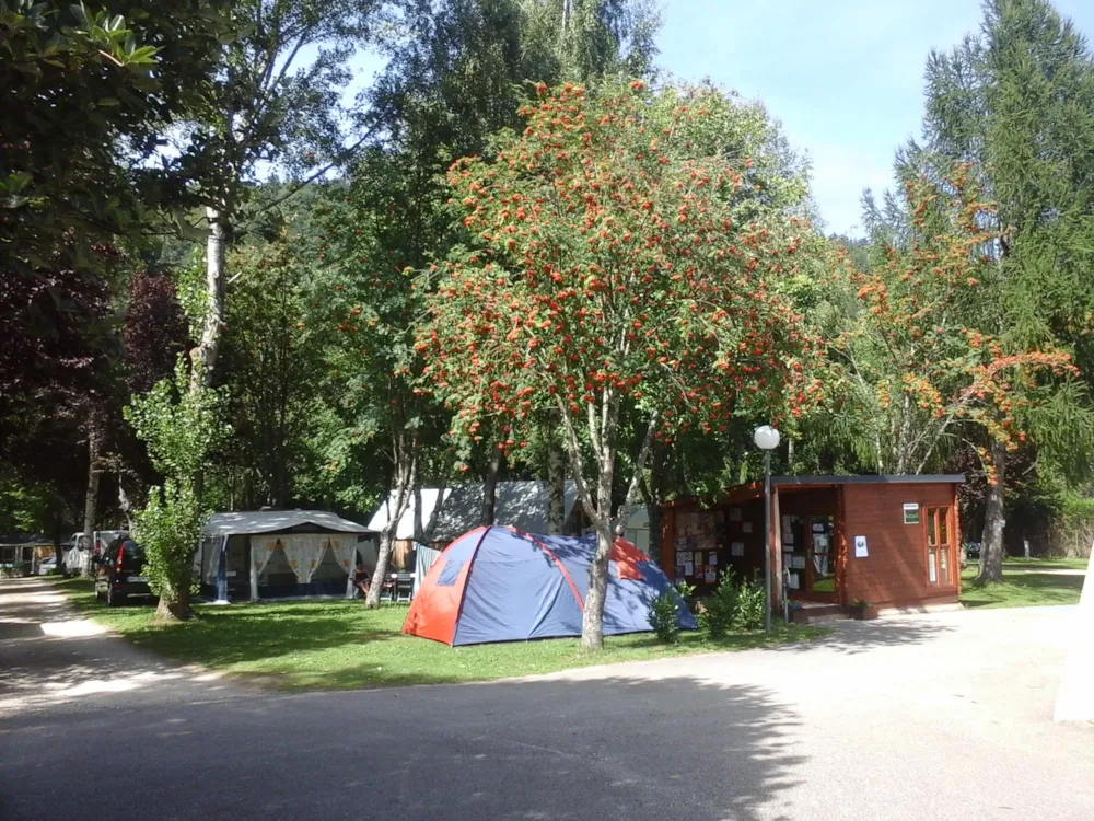 Emplacement - Emplacement De Camping - Camping Les Chalets du Lac Belcaire ****